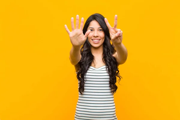 Mladá Hezká Latinská Žena Usmívá Vypadá Přátelsky Ukazuje Číslo Sedm — Stock fotografie
