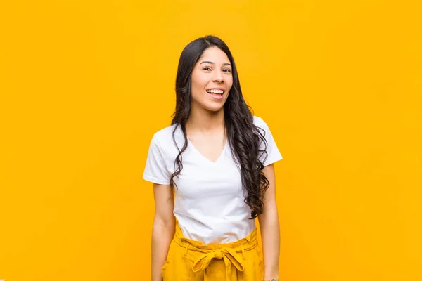 Jong Mooi Latijn Vrouw Met Een Grote Vriendelijke Zorgeloze Glimlach — Stockfoto