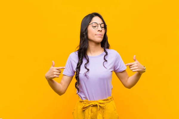 Giovane Bella Donna Latina Guardando Orgoglioso Positivo Casual Punta Petto — Foto Stock