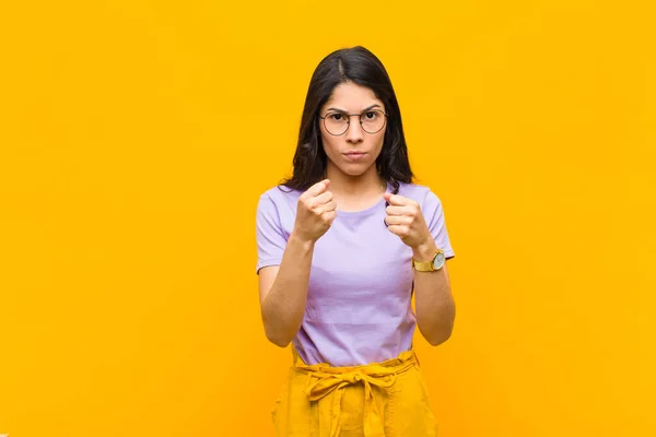 Jovem Bonita Mulher Latina Olhando Confiante Irritado Forte Agressivo Com — Fotografia de Stock