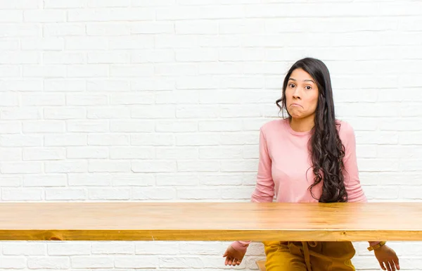 Ung Söt Latinamerikansk Kvinna Känner Sig Ovetande Och Förvirrad Har — Stockfoto