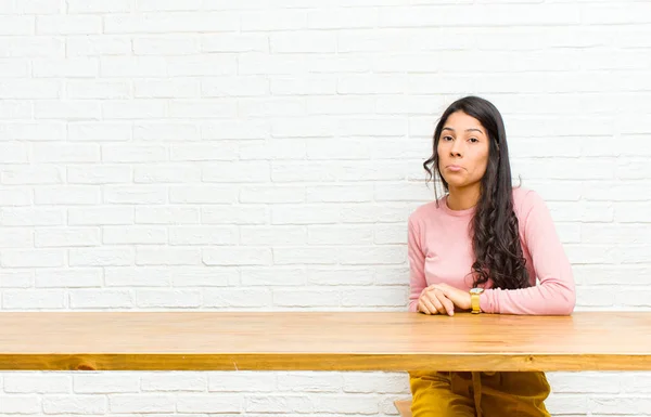 Joven Bonita Latina Sintiéndose Triste Llorona Con Una Mirada Infeliz — Foto de Stock