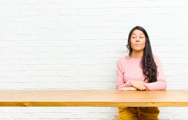 Joven Mujer Latina Bonita Preguntándose Pensando Pensamientos Ideas Felices Soñando — Foto de Stock