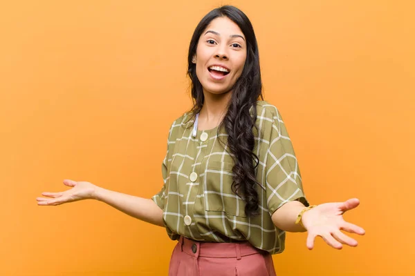 Jonge Mooie Latino Vrouw Zoek Gelukkig Arrogant Trots Zelfvoldaan Zich — Stockfoto