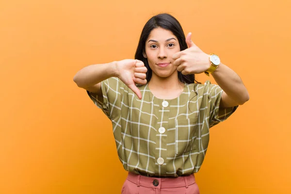 Giovane Donna Piuttosto Ispanica Sentirsi Confuso Incerto Incerto Ponderando Bene — Foto Stock