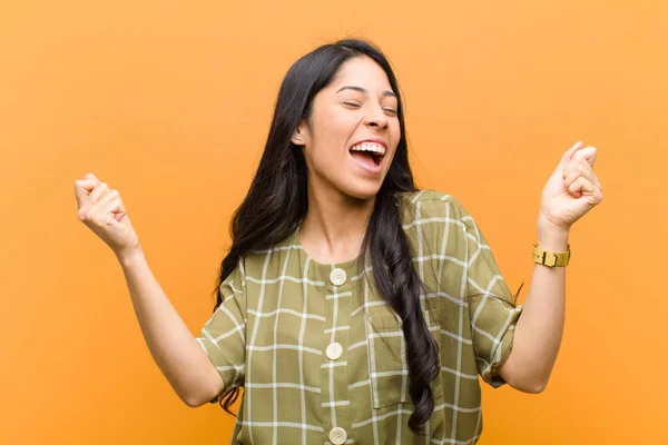 Jong Vrij Latino Vrouw Kijken Zeer Gelukkig Verrast Vieren Succes — Stockfoto