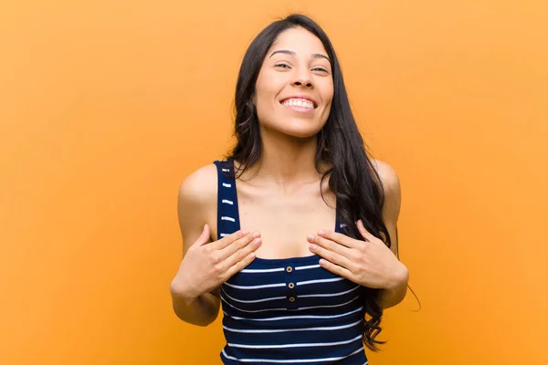 Jovem Mulher Hispânica Bonita Olhar Feliz Surpreso Orgulhoso Animado Apontando — Fotografia de Stock