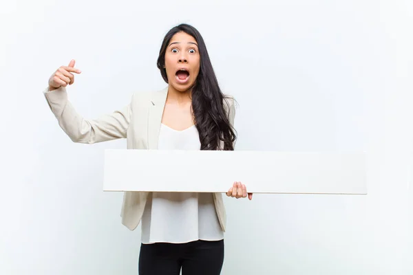 Junge Hispanische Hübsche Frau Mit Einem Plakat — Stockfoto