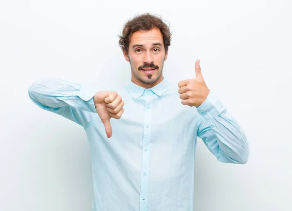 Jonge Knappe Man Voelt Zich Verward Onwetend Onzeker Het Wegen — Stockfoto