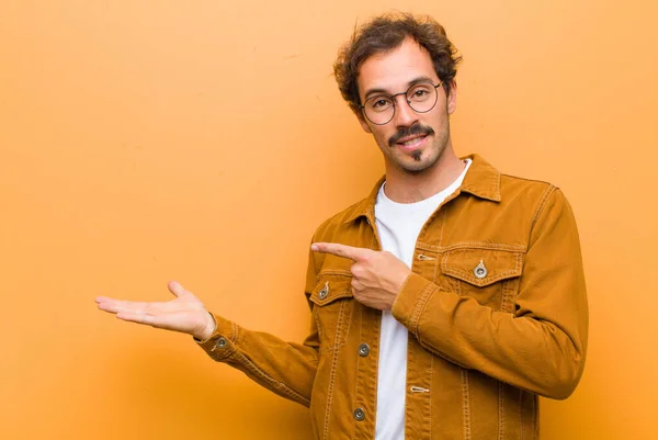 Jovem Homem Bonito Sorrindo Sentindo Feliz Despreocupado Satisfeito Apontando Para — Fotografia de Stock