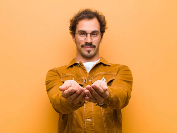 Joven Hombre Guapo Sonriendo Felizmente Con Mirada Amistosa Segura Positiva — Foto de Stock