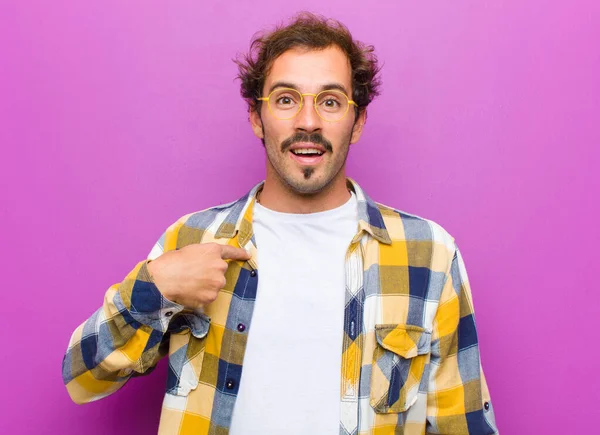 Jovem Bonito Homem Olhando Feliz Orgulhoso Surpreso Alegremente Apontando Para — Fotografia de Stock