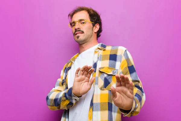 Junger Gutaussehender Mann Fühlt Sich Angewidert Und Ekelhaft Weicht Von — Stockfoto