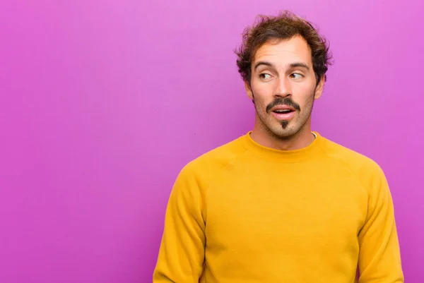 Jovem Homem Bonito Sentindo Chocado Feliz Surpreso Surpreso Olhando Para — Fotografia de Stock