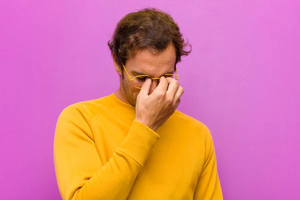 Jonge Knappe Man Voelt Zich Gestrest Ongelukkig Gefrustreerd Raakt Het — Stockfoto