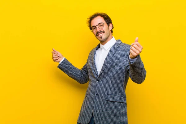 Jovem Bonito Homem Sorrindo Sentindo Despreocupado Relaxado Feliz Dançando Ouvindo — Fotografia de Stock