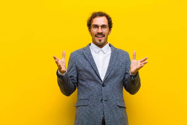 Jovem Bonito Homem Sentindo Feliz Surpreso Sortudo Surpreso Como Dizer — Fotografia de Stock