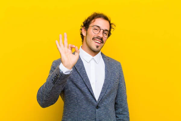 Jovem Homem Bonito Sentindo Bem Sucedido Satisfeito Sorrindo Com Boca — Fotografia de Stock