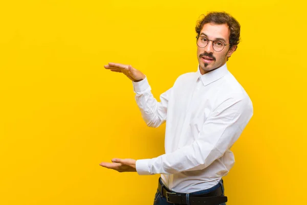 Junger Gutaussehender Mann Der Ein Objekt Mit Beiden Händen Auf — Stockfoto