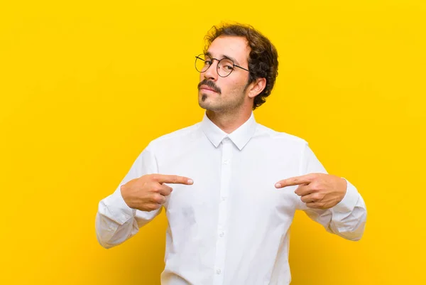 Joven Hombre Guapo Buscando Orgulloso Positivo Casual Señalando Pecho Con —  Fotos de Stock