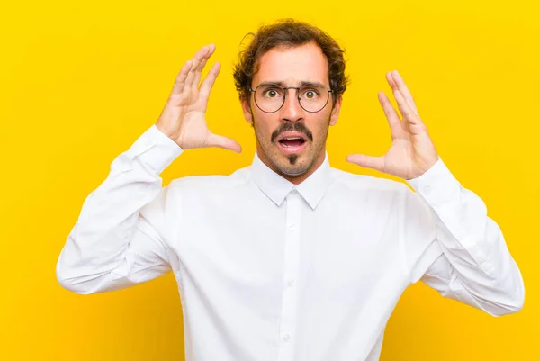 Junger Gutaussehender Mann Schreit Mit Erhobenen Händen Der Luft Und — Stockfoto