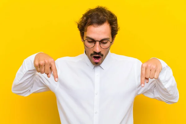 Jeune Homme Beau Sentant Choqué Bouche Ouverte Étonné Regardant Pointant — Photo