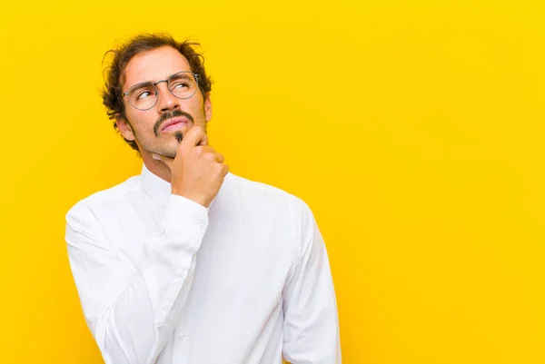 Junger Gutaussehender Mann Denkt Fühlt Sich Zweifelhaft Und Verwirrt Hat — Stockfoto