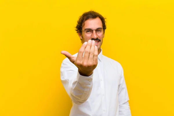 Jovem Bonito Homem Sentindo Feliz Bem Sucedido Confiante Enfrentando Desafio — Fotografia de Stock