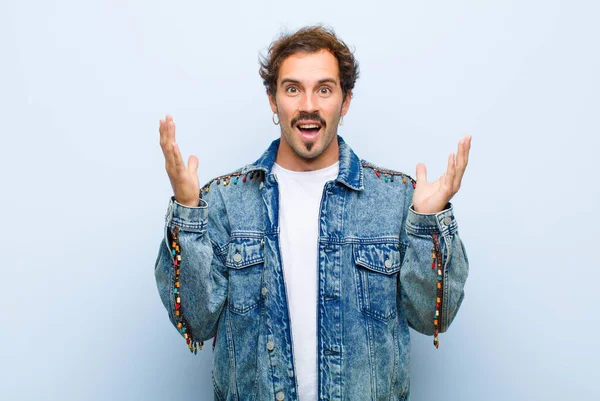 Jovem Homem Bonito Sentindo Feliz Animado Surpreso Chocado Sorrindo Surpreso — Fotografia de Stock