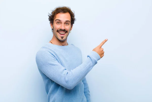 Jonge Knappe Man Kijkt Opgewonden Verrast Wijzend Naar Zijkant Omhoog — Stockfoto