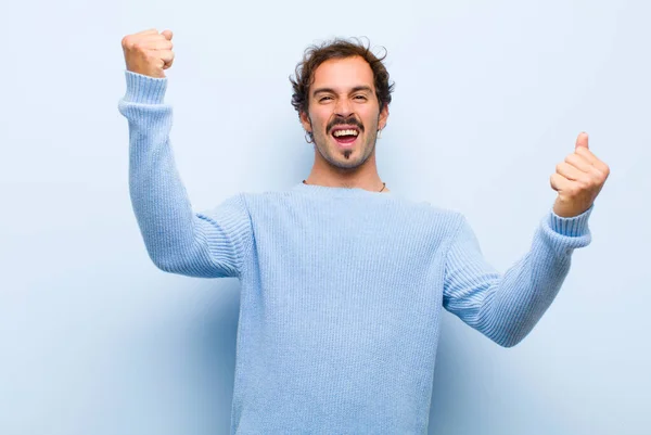 Joven Hombre Guapo Gritando Triunfalmente Pareciendo Emocionado Feliz Sorprendido Ganador —  Fotos de Stock