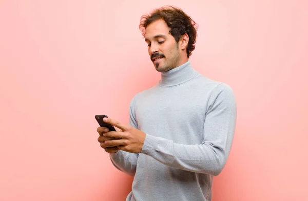 Jeune Homme Beau Avec Téléphone Intelligent Contre Mur Plat Rose — Photo