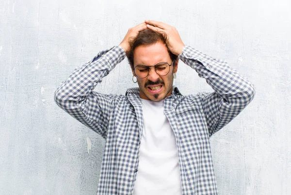 Jonge Knappe Man Die Zich Gestrest Gefrustreerd Voelt Handen Omhoog — Stockfoto