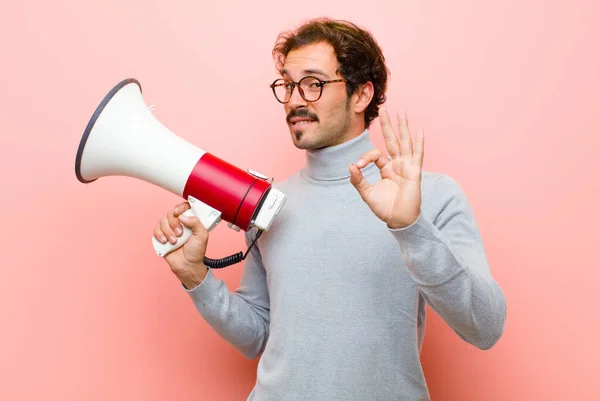 Jonge Knappe Man Met Een Megafoon Tegen Roze Platte Muur — Stockfoto