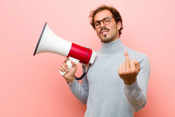 Jovem Homem Bonito Com Megafone Contra Parede Plana Rosa — Fotografia de Stock