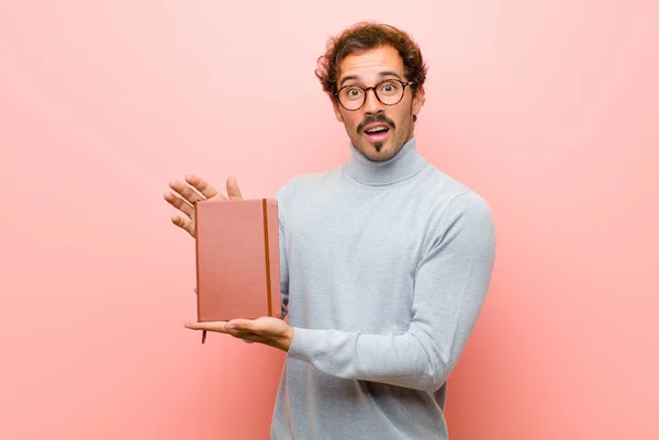 Jovem Homem Bonito Com Livro Notas Contra Parede Plana Rosa — Fotografia de Stock