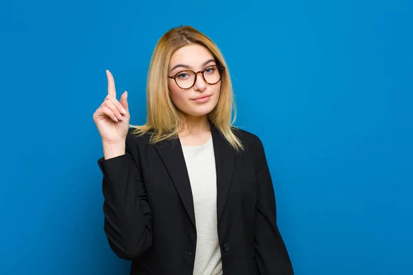 Young Pretty Blonde Woman Feeling Genius Holding Finger Proudly Air — ストック写真