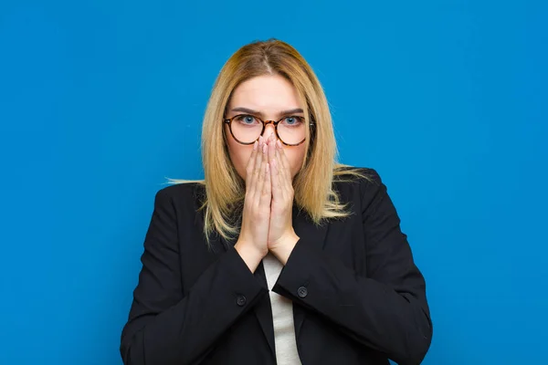 Giovane Bella Donna Bionda Sente Preoccupata Sconvolta Spaventata Coprendo Bocca — Foto Stock