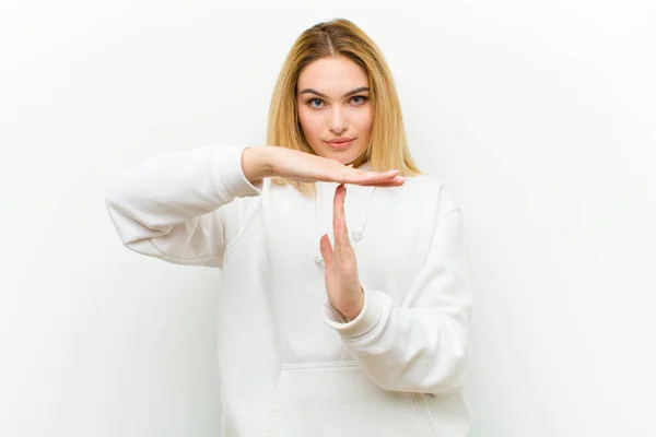 Mujer Rubia Joven Mirando Serio Severo Enojado Disgustado Haciendo Tiempo —  Fotos de Stock