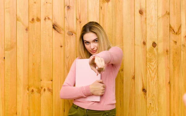 Young Pretty Blonde Woman Books Wood Wall — Stock Photo, Image