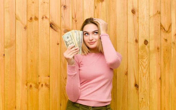 Молода Красива Блондинка Доларовими Банкнотами Дерев Яній Стіні — стокове фото