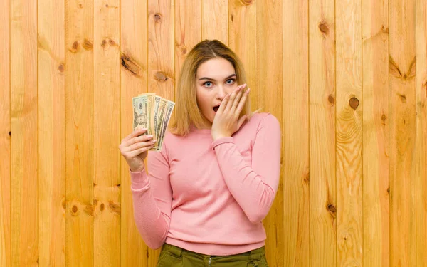 Joven Mujer Rubia Bonita Con Billetes Dólar Contra Pared Madera — Foto de Stock