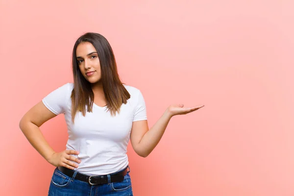 Joven Mujer Bastante Hispana Sonriendo Sintiéndose Feliz Despreocupada Satisfecha Apuntando — Foto de Stock