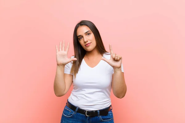 Young Pretty Hispanic Woman Smiling Looking Friendly Showing Number Seven — ストック写真