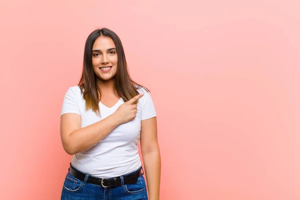 Junge Hübsche Hispanische Frau Lächelt Fröhlich Fühlt Sich Glücklich Und — Stockfoto