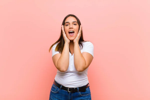 Ung Söt Latinamerikansk Kvinna Känner Chockad Och Upphetsad Skrattar Förvånad — Stockfoto