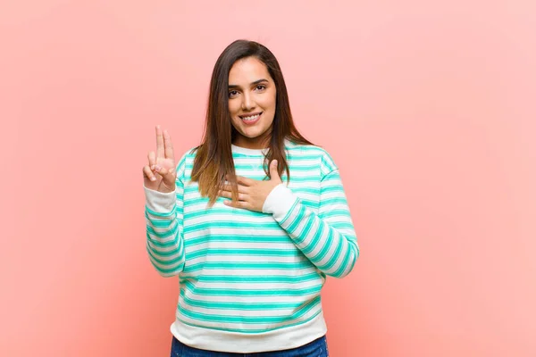 Jovem Mulher Hispânica Bonita Olhar Feliz Confiante Confiável Sorrindo Mostrando — Fotografia de Stock