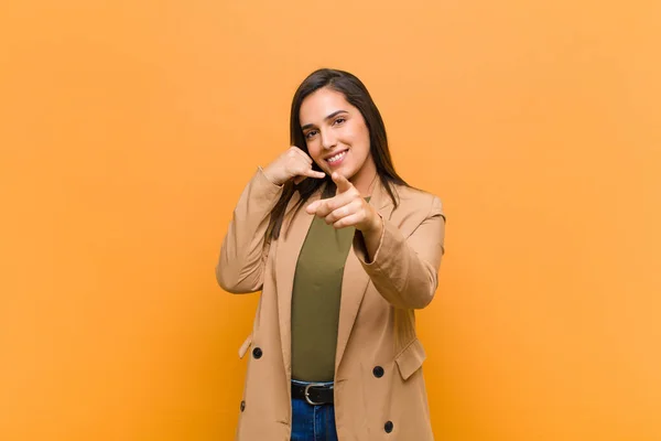 Jovem Mulher Bonita Sorrindo Alegremente Apontando Para Câmera Fazer Uma — Fotografia de Stock