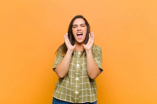 Jovem Bonita Mulher Sentindo Chocado Animado Rindo Espantado Feliz Por — Fotografia de Stock