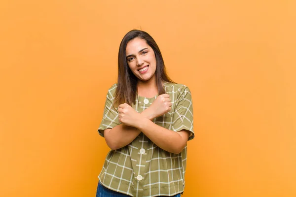 Jovem Bonita Mulher Sorrindo Alegremente Comemorando Com Punhos Apertados Braços — Fotografia de Stock